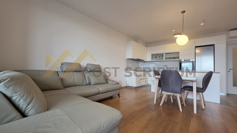 TRSTENIK&comma; PREDIVAN DVOSOBAN&comma; PARKING&comma; DUGORO&Ccaron;NO