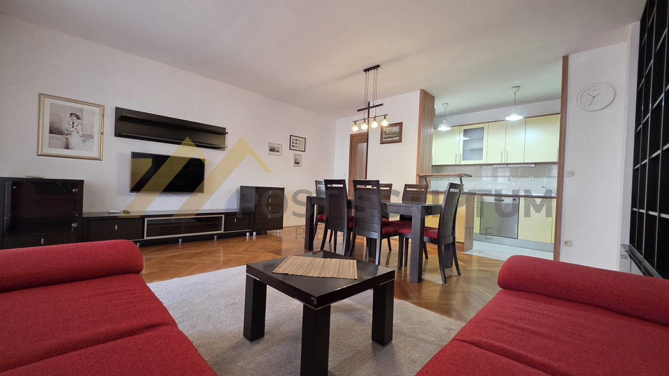 BRODARICA&comma; KOMFORAN TROSOBAN S PARKINGOM&comma; DUGORO&Ccaron;NO