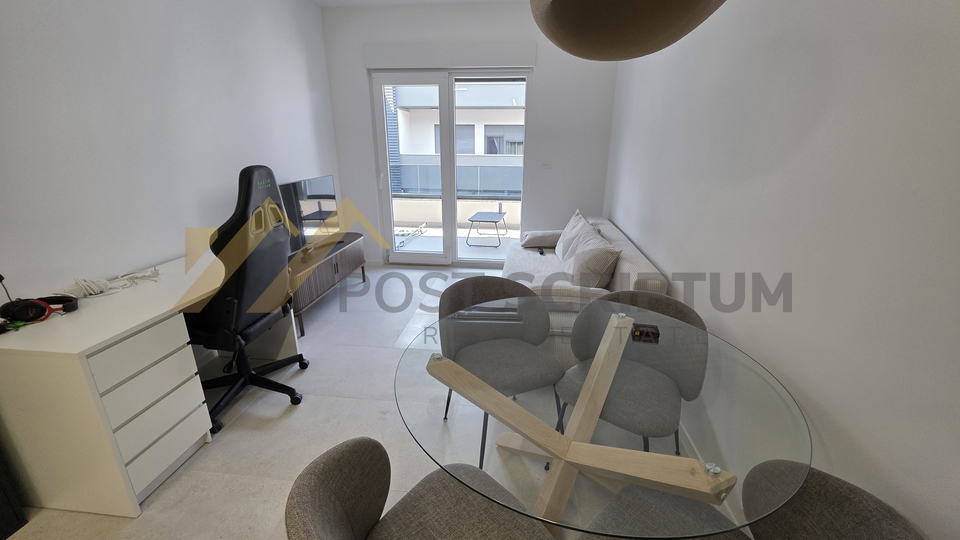 SIROBUJA&comma; ONE BEDROOM&comma; PARKING&comma; FIRST MOVE IN&comma; LONG TERM