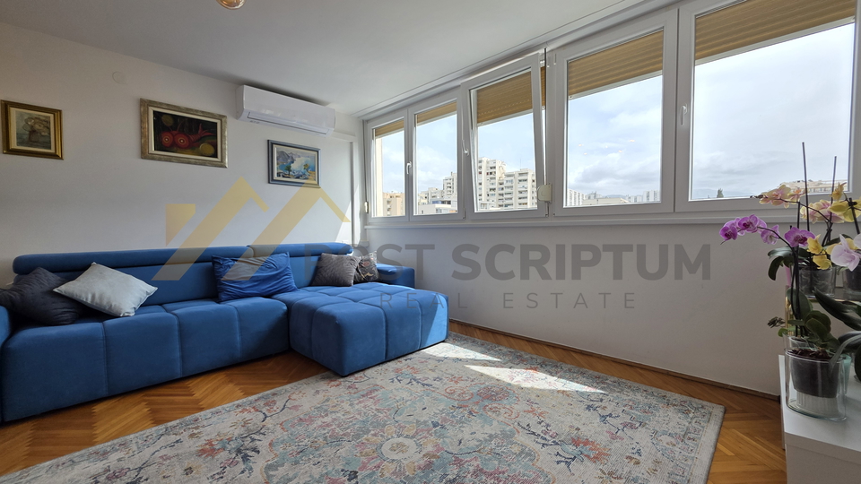 GRIPE&comma; KOMFORAN JEDNOSOBAN &Scaron;ARMANTNOG URE&Dstrok;ENJA