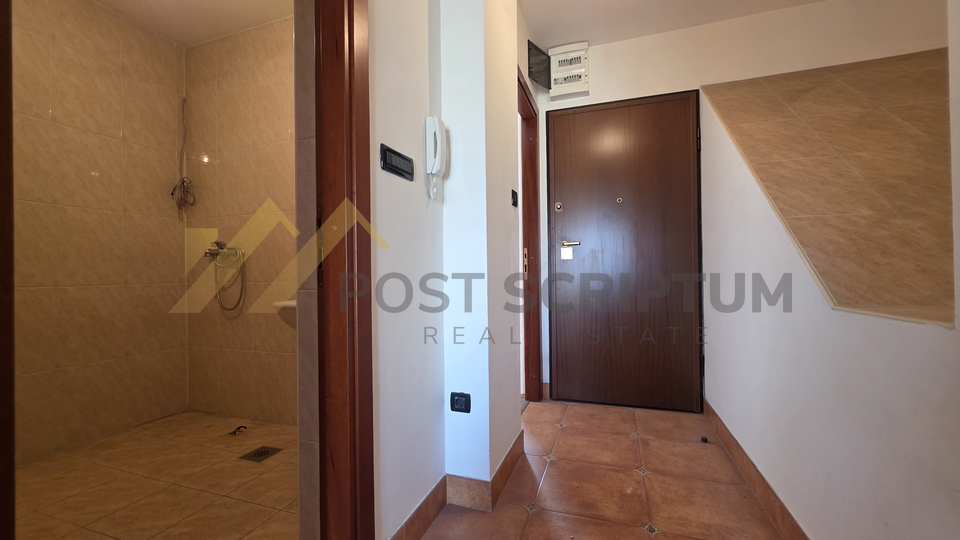 ZAKUP&comma; UREDSKI PROSTOR S TERASOM&comma; LOVRET