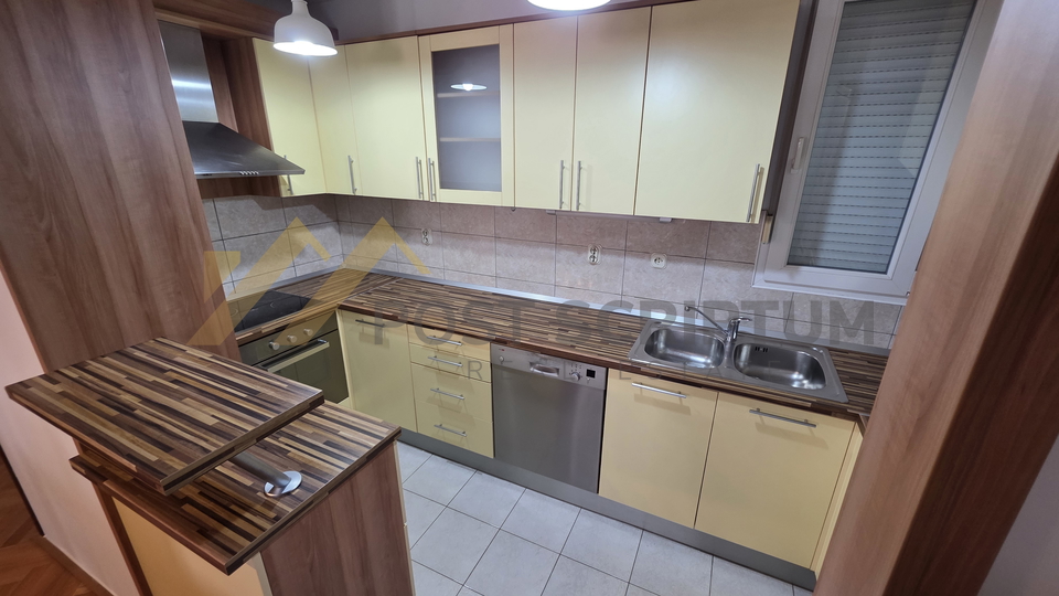 BRODARICA&comma; KOMFORAN TROSOBAN S PARKINGOM&comma; DUGORO&Ccaron;NO