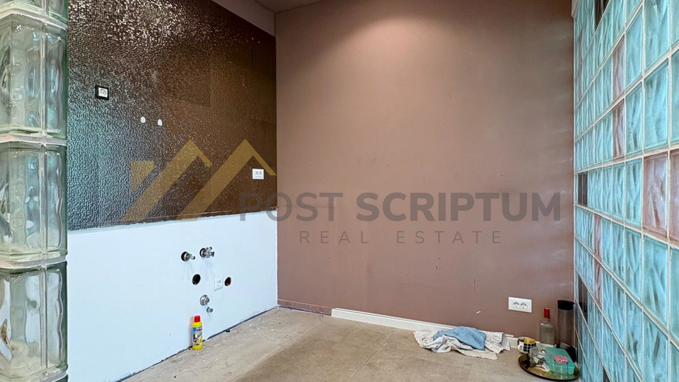 BUSINESS SPACE of 63sqm&comma; ATTRACTIVE LOCATION