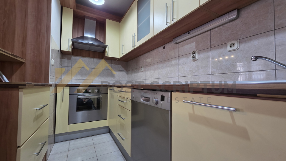 BRODARICA&comma; KOMFORAN TROSOBAN S PARKINGOM&comma; DUGORO&Ccaron;NO