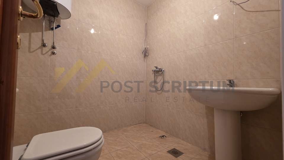 ZAKUP&comma; UREDSKI PROSTOR S TERASOM&comma; LOVRET