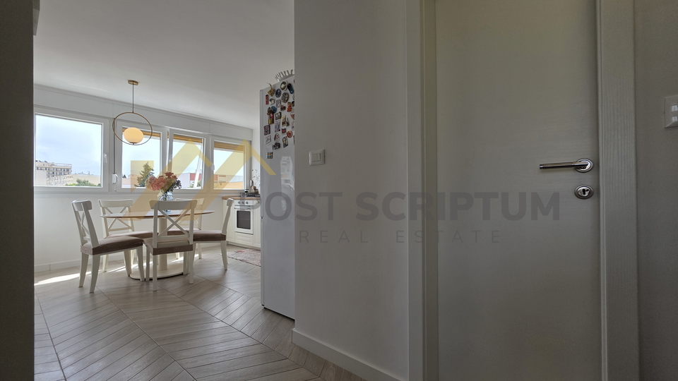 GRIPE&comma; KOMFORAN JEDNOSOBAN &Scaron;ARMANTNOG URE&Dstrok;ENJA