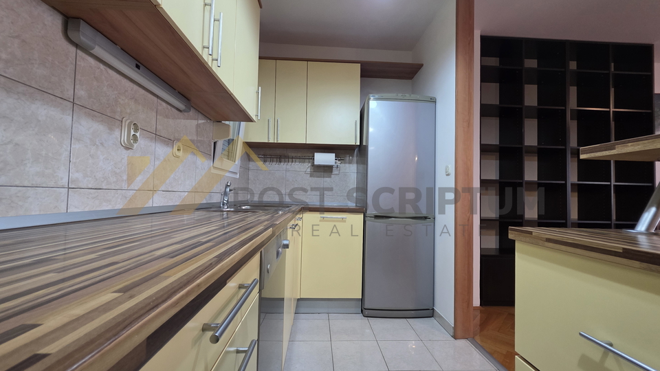 BRODARICA&comma; KOMFORAN TROSOBAN S PARKINGOM&comma; DUGORO&Ccaron;NO