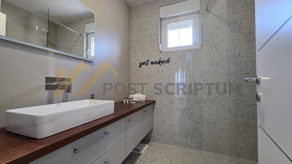 PODSTRANA&comma; PREKRASAN&comma; DVOSOBAN&comma; DUGOROCNO&comma; PARKING