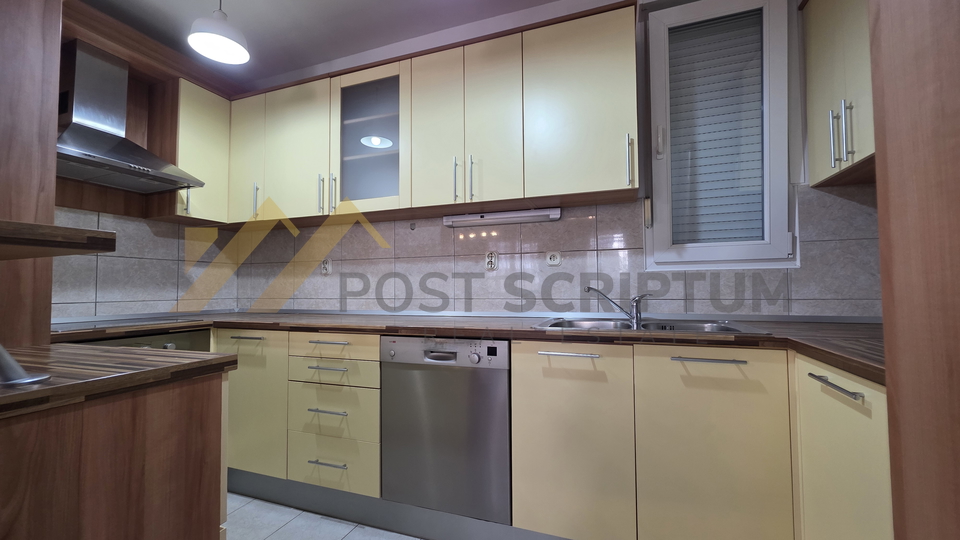 BRODARICA&comma; KOMFORAN TROSOBAN S PARKINGOM&comma; DUGORO&Ccaron;NO