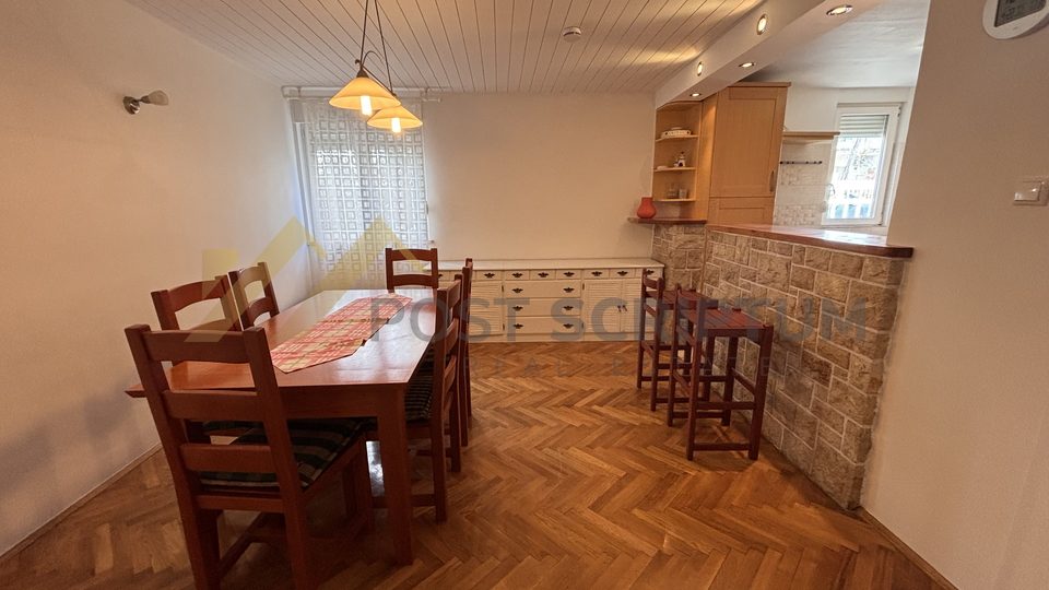 KOMFORAN,DVOSOBAN S BAZENOM I VELIKOM OKUĆNICOM