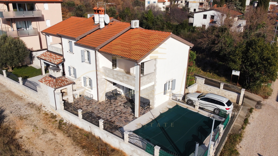 Hpuse with a swimming pool Lovrečica