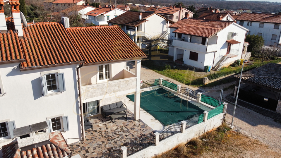 Hpuse with a swimming pool Lovrečica