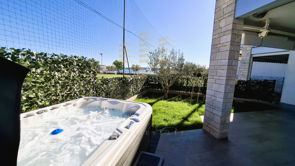 Na prodaju &ndash; stan uz more s pogledom i vrtom&comma; Novigrad