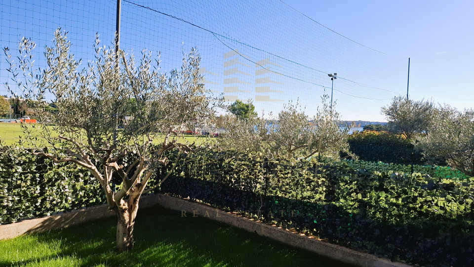 Na prodaju &ndash; stan uz more s pogledom i vrtom&comma; Novigrad