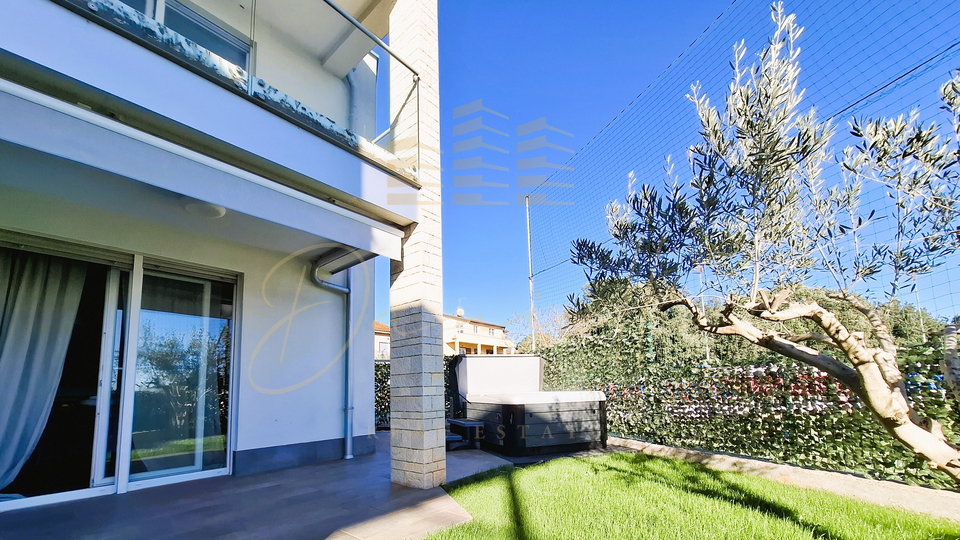 Na prodaju &ndash; stan uz more s pogledom i vrtom&comma; Novigrad