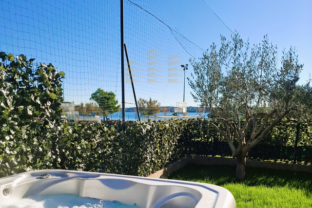 Na prodaju – stan uz more s pogledom i vrtom, Novigrad