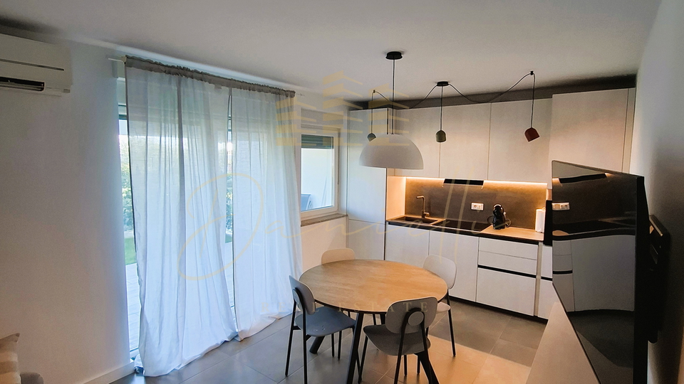 Na prodaju &ndash; stan uz more s pogledom i vrtom&comma; Novigrad