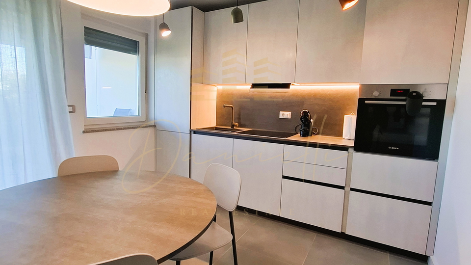 Na prodaju &ndash; stan uz more s pogledom i vrtom&comma; Novigrad