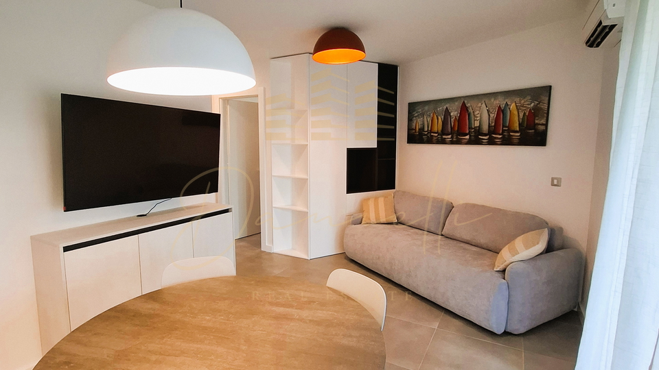 Na prodaju &ndash; stan uz more s pogledom i vrtom&comma; Novigrad