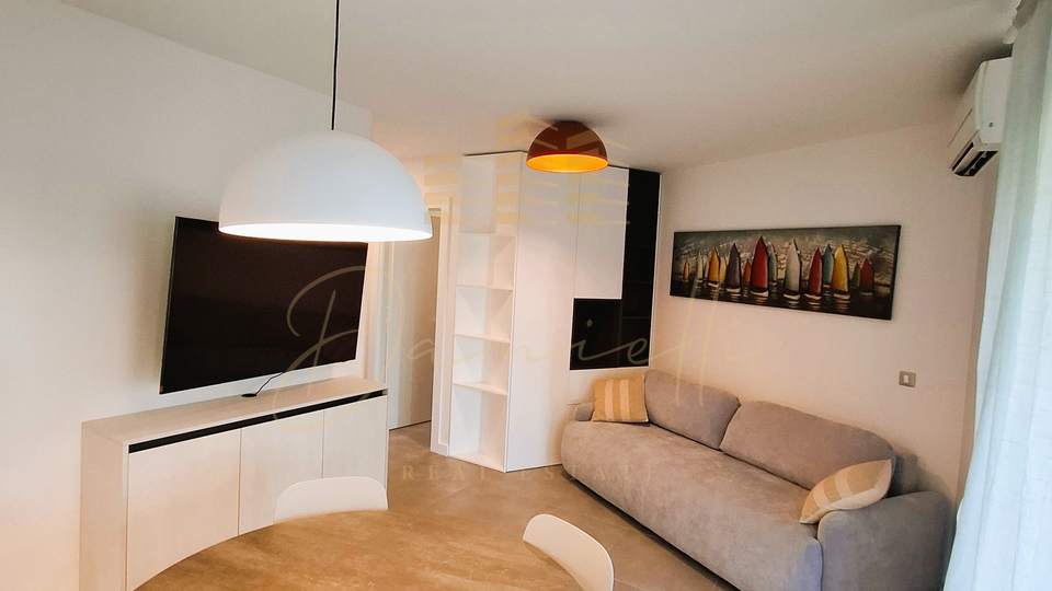 Na prodaju &ndash; stan uz more s pogledom i vrtom&comma; Novigrad