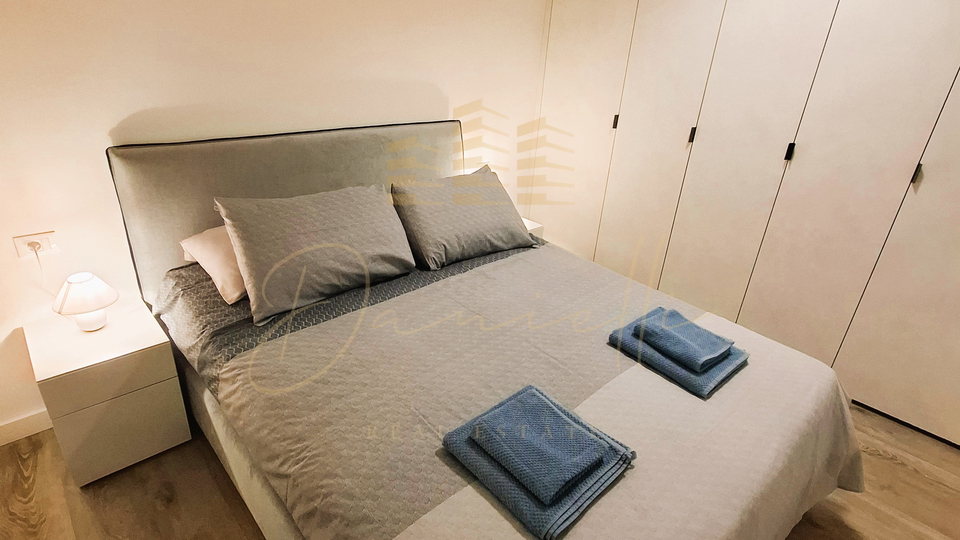 Na prodaju &ndash; stan uz more s pogledom i vrtom&comma; Novigrad