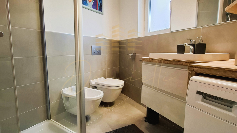 Na prodaju &ndash; stan uz more s pogledom i vrtom&comma; Novigrad