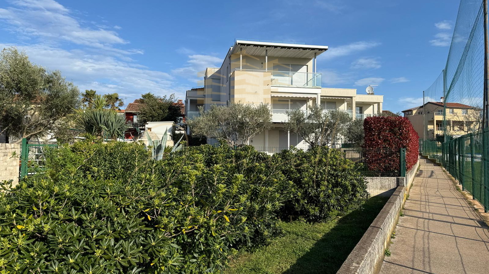 Na prodaju &ndash; stan uz more s pogledom i vrtom&comma; Novigrad