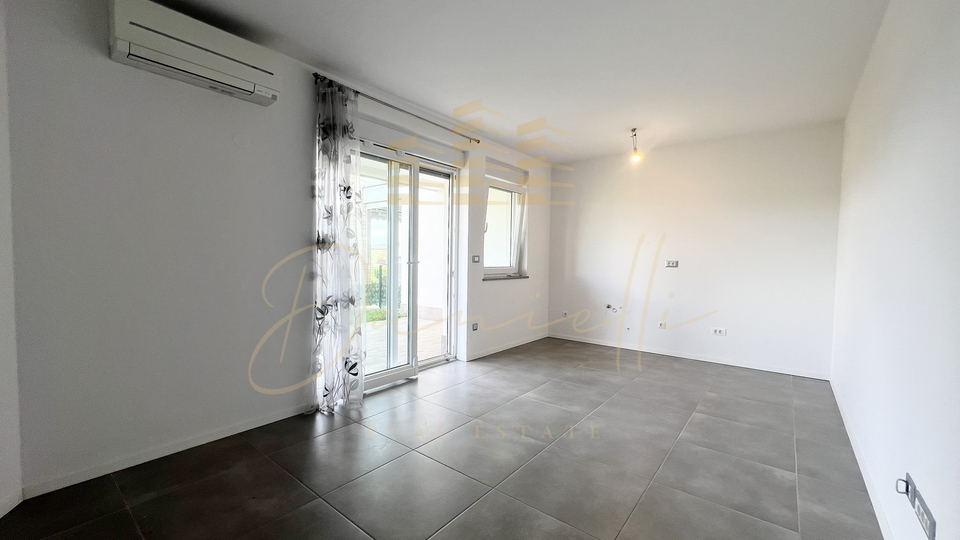 For Sale – Seaside Apartment with Garden and Sea View, Novigrad