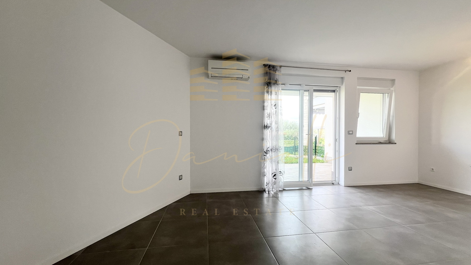 For Sale – Seaside Apartment with Garden and Sea View, Novigrad