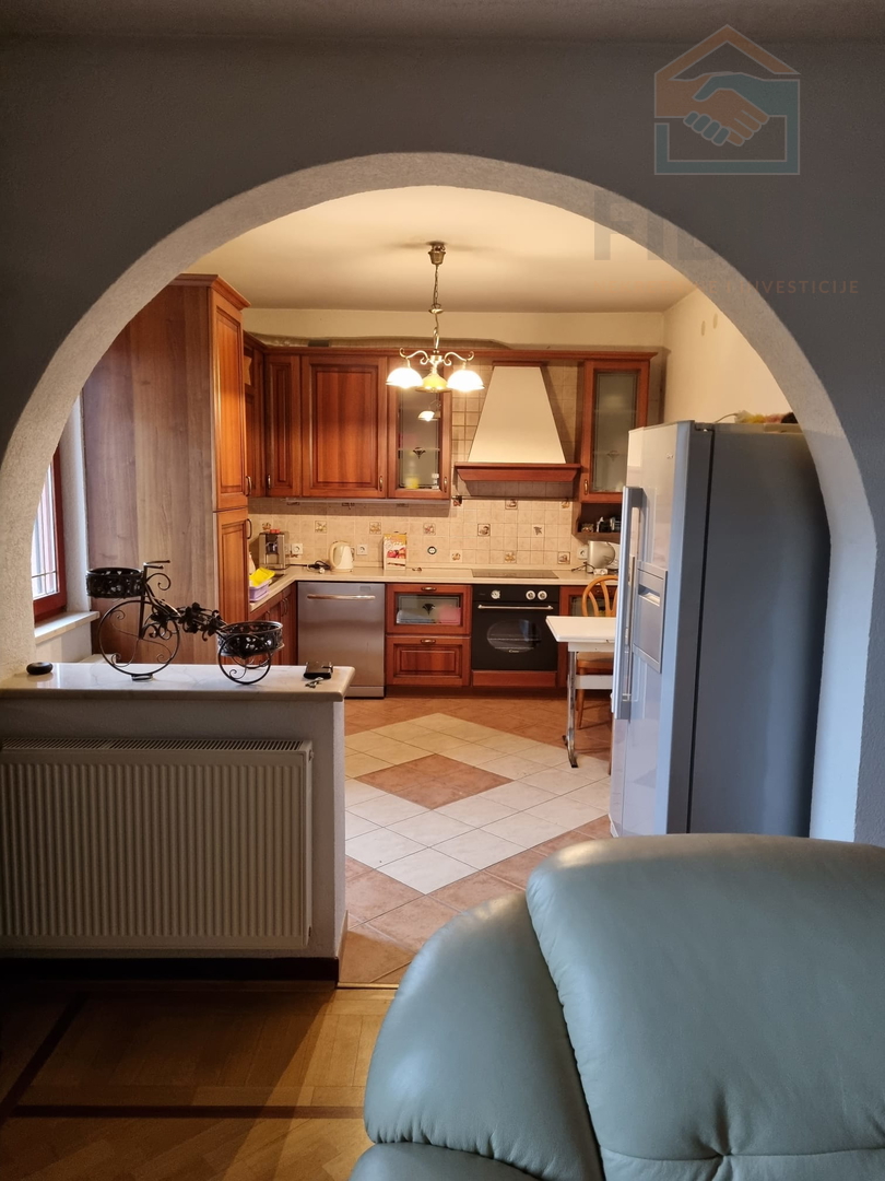 Stambeno poslovna zgrada - Uglješ