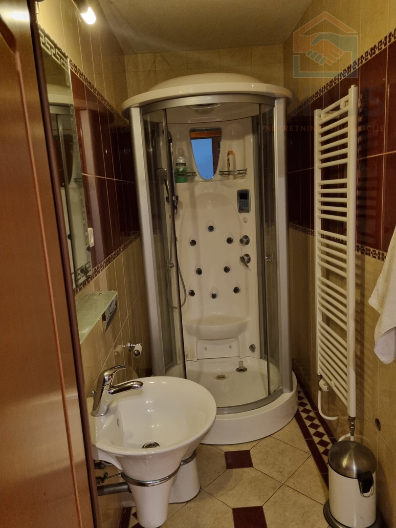 Stambeno poslovna zgrada - Uglješ