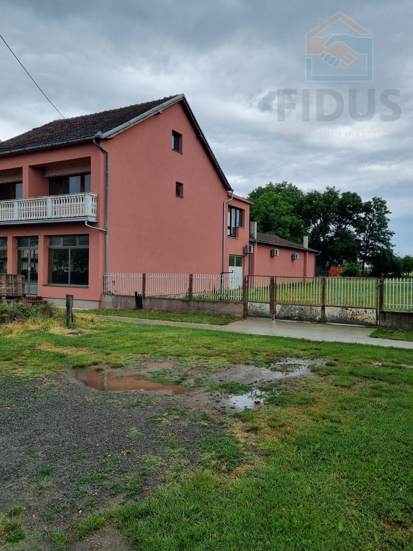 Poslovno stambena zgrada - Uglješ