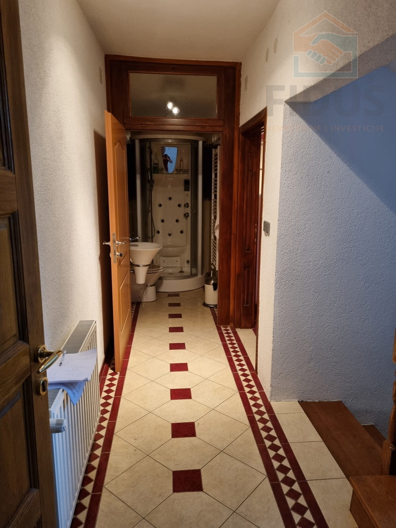 Poslovno stambena zgrada - Uglješ