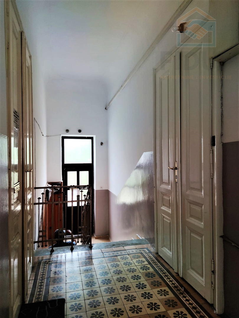 Trosoban stan - širi centar Osijeka