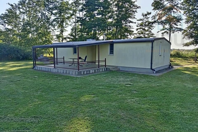 Vikendica s plantažom aronije