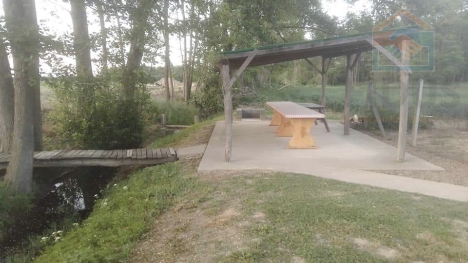 Vikendica s plantažom aronije
