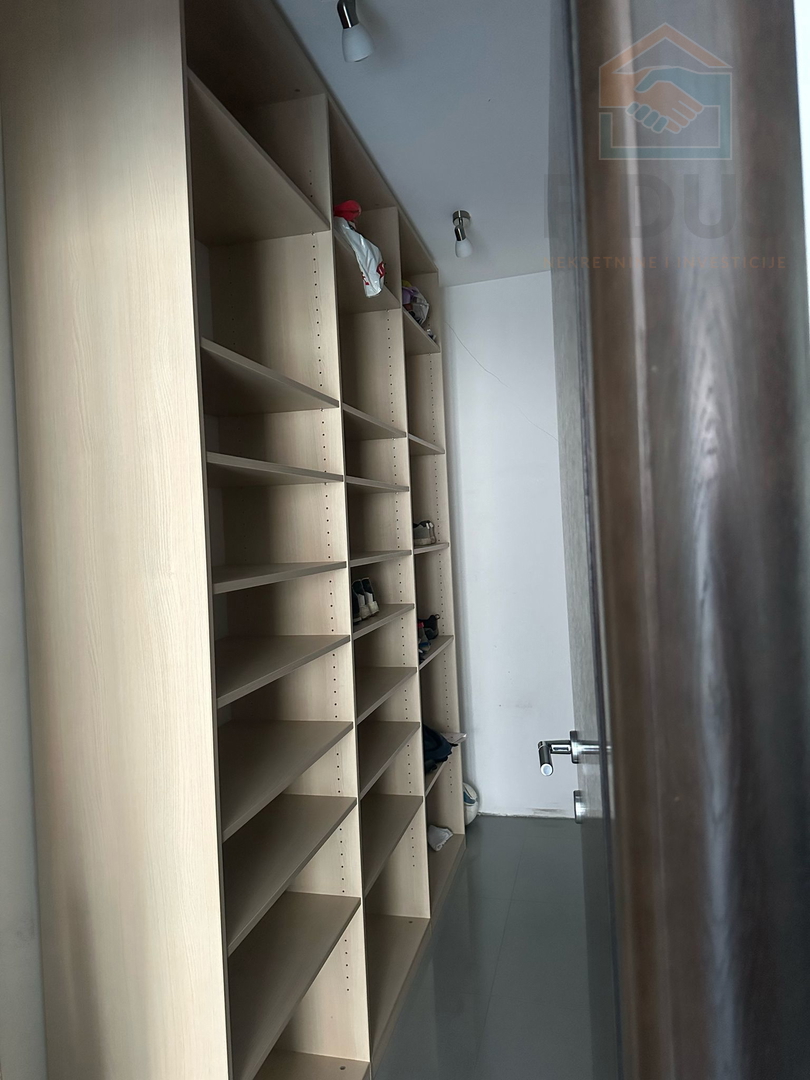 Osijek - moderno opremljen stan 218m2 + manji stan 46m2