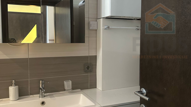 Osijek - moderno opremljen stan 218m2 + manji stan 46m2