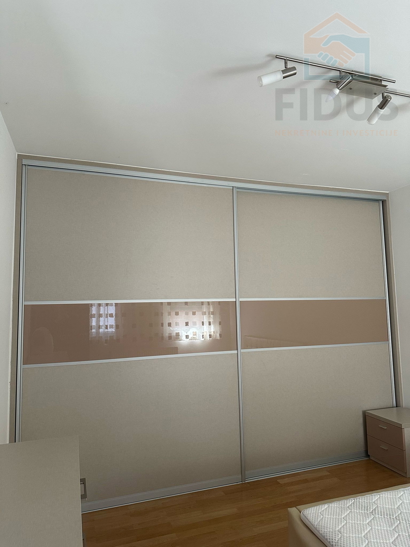 Osijek - moderno opremljen stan 218m2 + manji stan 46m2