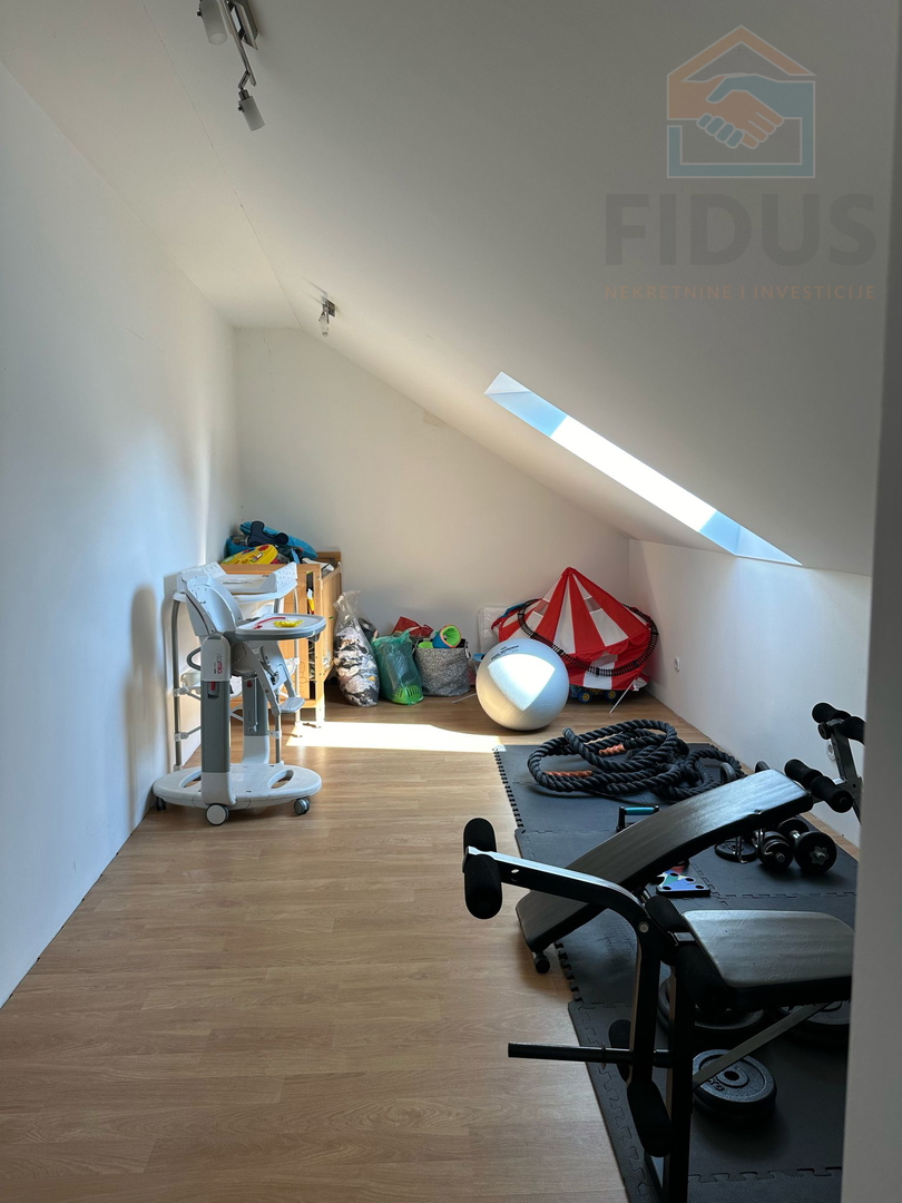 Osijek - moderno opremljen stan 218m2 + manji stan 46m2