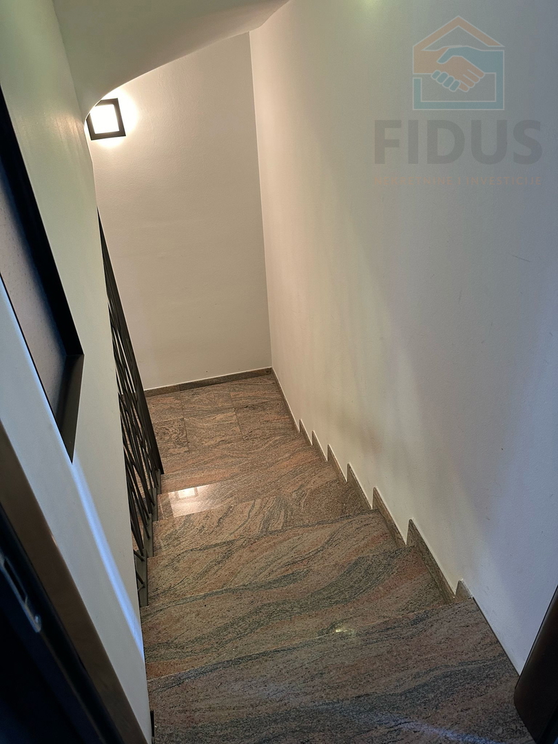 Osijek - moderno opremljen stan 218m2 + manji stan 46m2