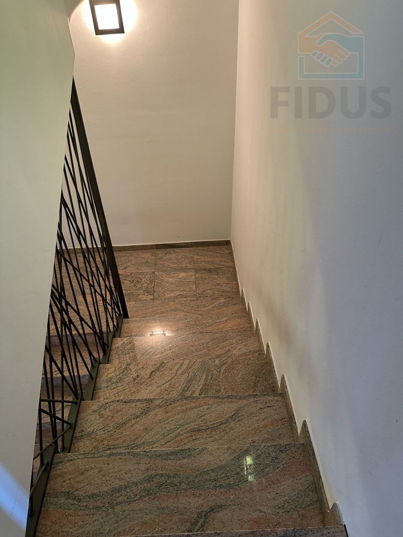 Osijek - moderno opremljen stan 218m2 + manji stan 46m2