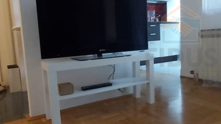 Jednoiposoban stan - pogled na Maksimir