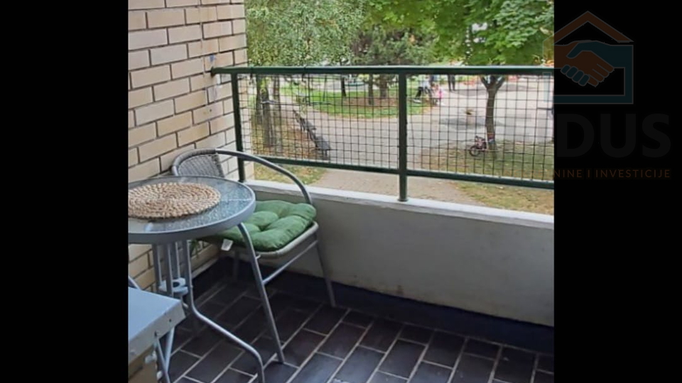 Jednoiposoban stan - pogled na Maksimir