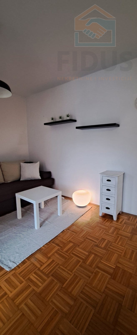 Jednoiposoban stan - pogled na Maksimir