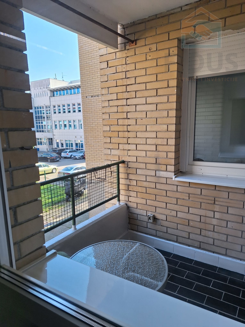 Jednoiposoban stan - pogled na Maksimir