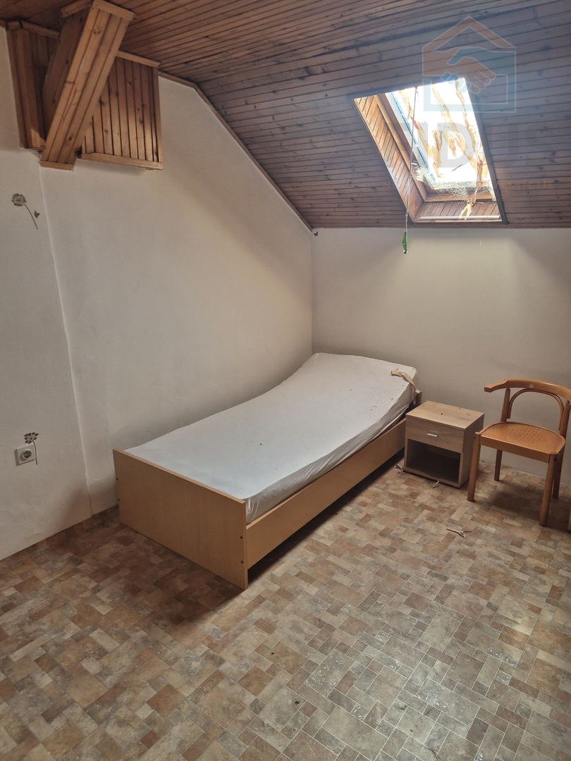 Kuća + dvorišni stan + lokal