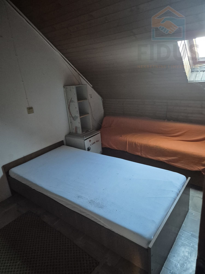 Kuća + dvorišni stan + lokal