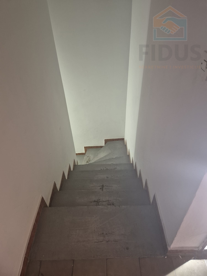 Kuća + dvorišni stan + lokal