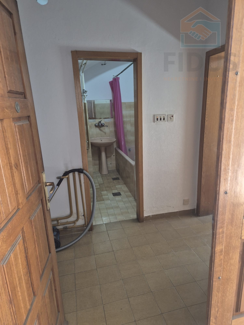 Kuća + dvorišni stan + lokal